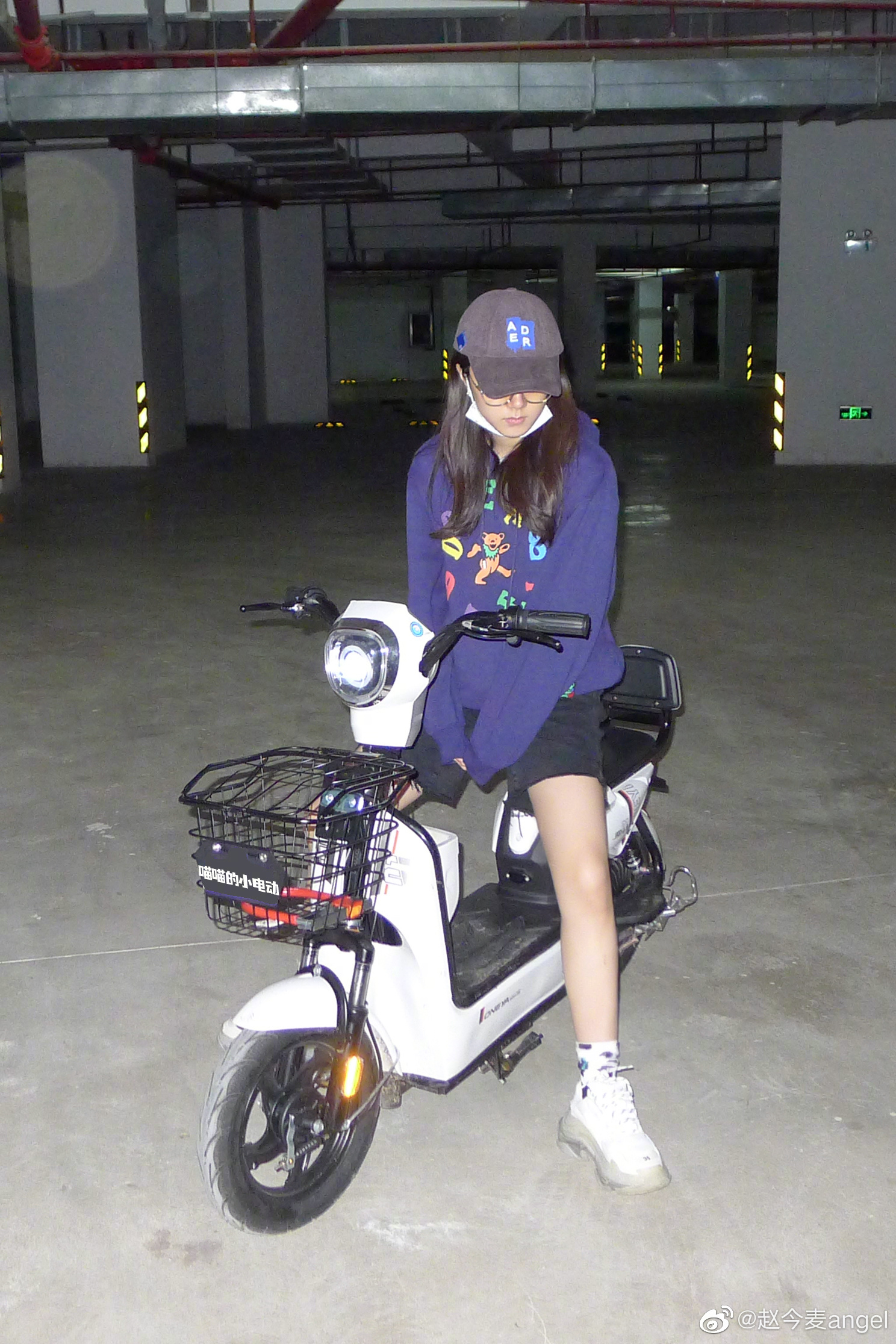 赵今麦骑上了林妙妙的电动车今天的麦麦是电动车女孩