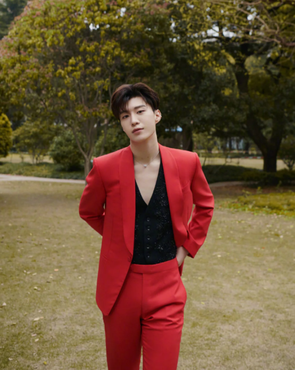 范丞丞最新大片红黑撞色艳丽性感v领内搭荷尔蒙爆棚