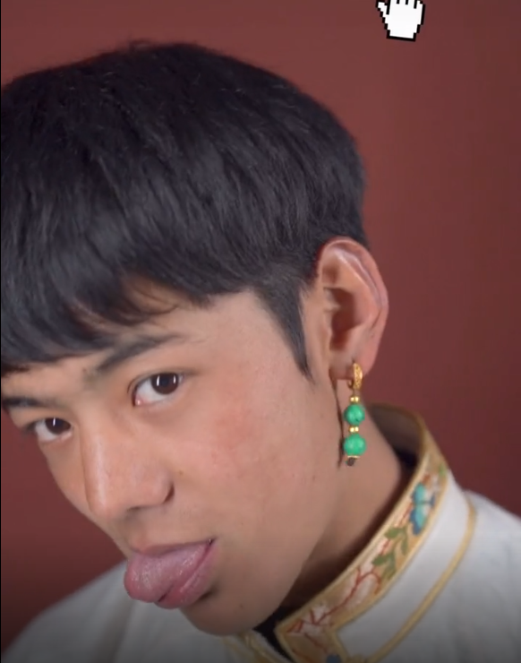 丁真怼脸搞怪心情好,脸部长肉皮肤变白了,眨眼吐舌