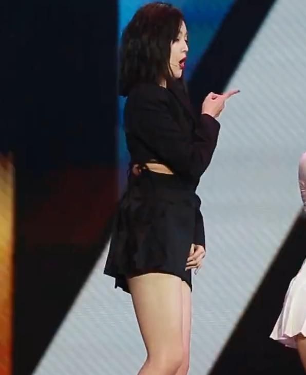 吴宣仪嫌衣服土,腰两边剪个破洞,一跳舞挤出的赘肉都没眼看了