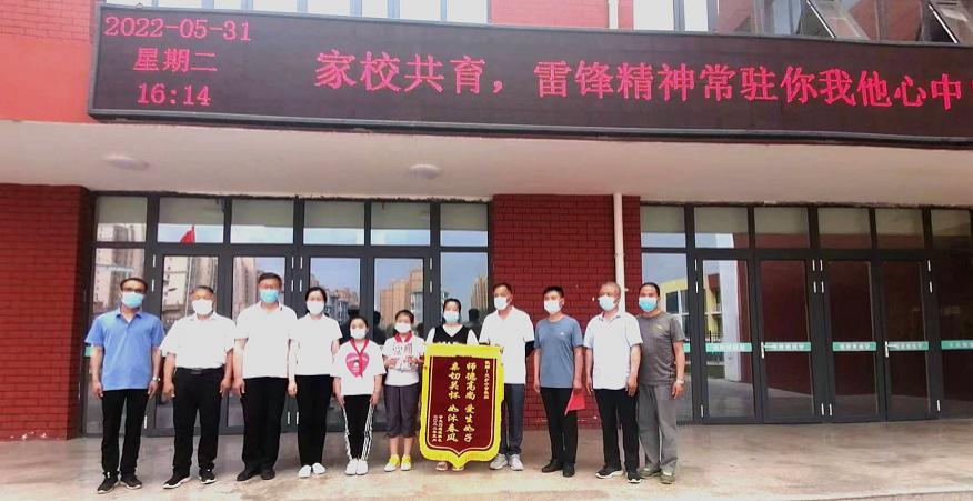 学生受伤行动不便 上下楼老师轮流背休闲区蓝鸢梦想 - Www.slyday.coM 学生受伤行动不便 上下楼老师轮流背休闲区蓝鸢梦想 - Www.slyday.coM