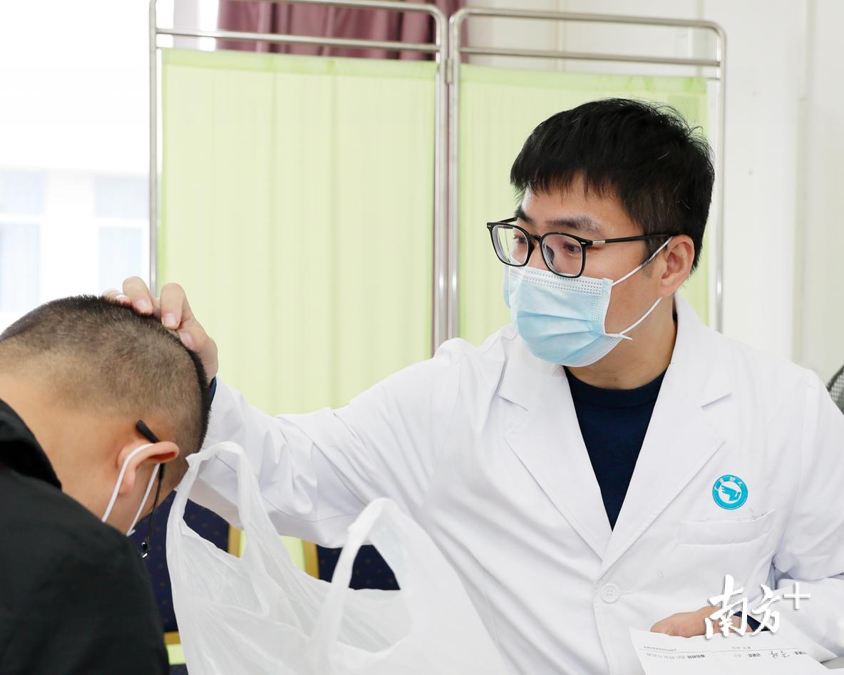 正文               刘付华说,多数人见到倒刺就开撕,有的顺着撕,有的