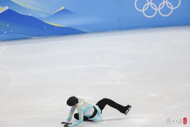 重摔在地！羽生结弦含泪谢幕，深深鞠躬抚摸冰面……赛后采访他恳请：再给我一点时间休闲区蓝鸢梦想 - Www.slyday.coM