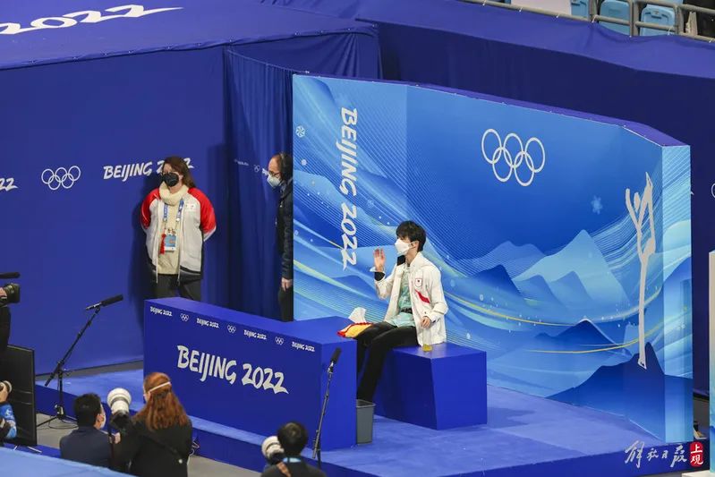 重摔在地！羽生结弦含泪谢幕，深深鞠躬抚摸冰面……赛后采访他恳请：再给我一点时间休闲区蓝鸢梦想 - Www.slyday.coM