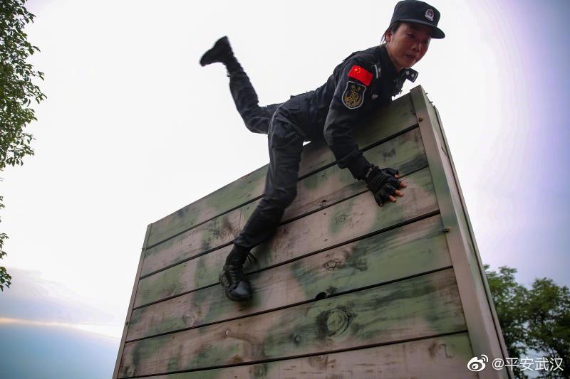 武汉女特警夏炼三伏