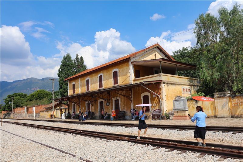 祖国好家乡美国庆假期首日蒙自碧色寨景区人气旺