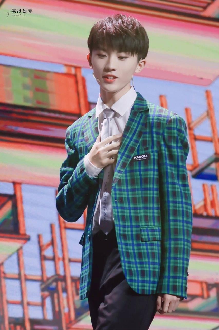 来看马嘉祺扯领带~戴上眼镜有没有一种斯文败类的感觉@时代少年团队长