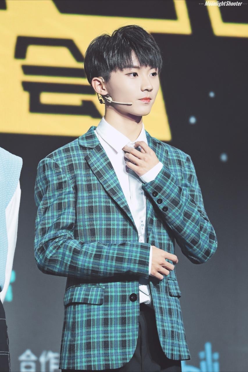 来看马嘉祺扯领带~戴上眼镜有没有一种斯文败类的感觉@时代少年团队长