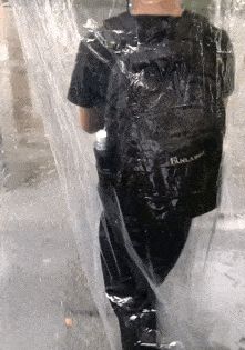 哈哈哈哈~下大雨坚持出门散步的柴犬和被震惊到的柯基!休闲区蓝鸢梦想 - Www.slyday.coM 哈哈哈哈~下大雨坚持出门散步的柴犬和被震惊到的柯基!休闲区蓝鸢梦想 - Www.slyday.coM