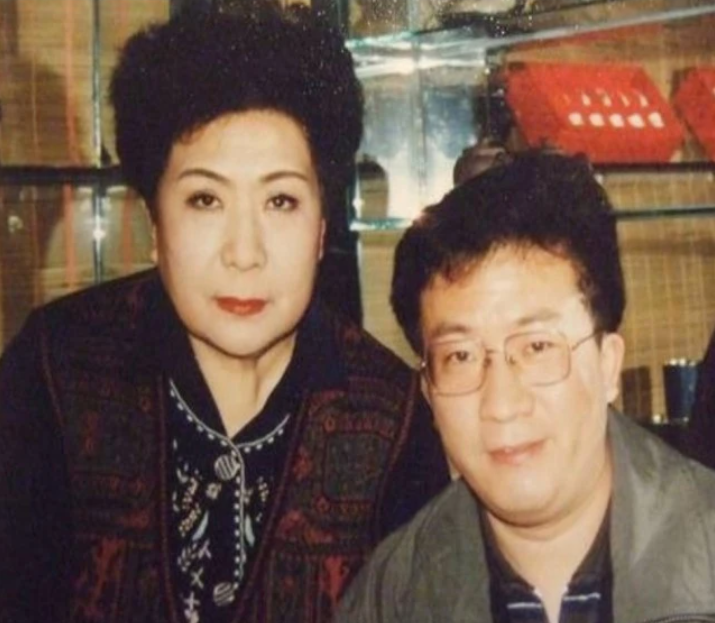 父亲谢凌霄是广播说唱团的剧作家,母亲马增蕙是著名的单弦表演艺术家.