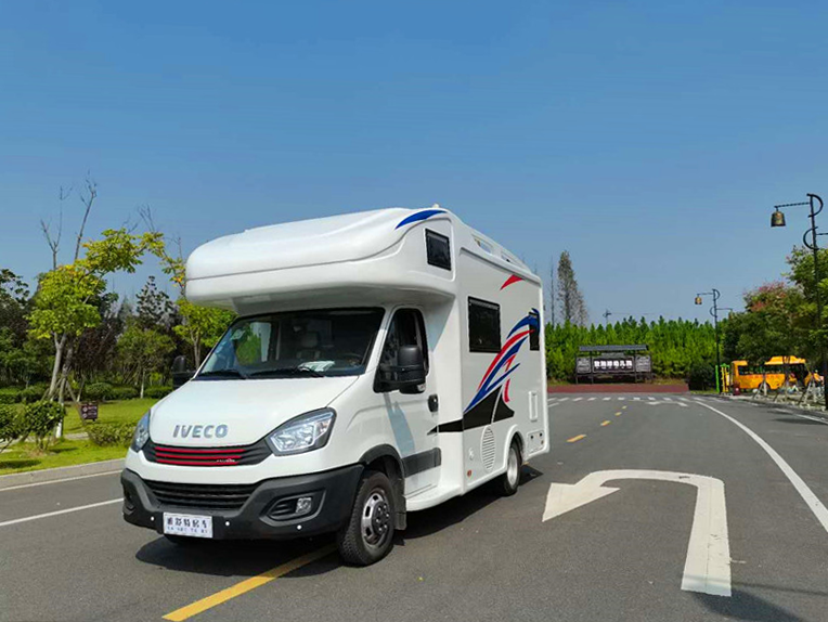 雅致舒适特别超大空间可容纳6人丨雅舒特两款c型房车详解