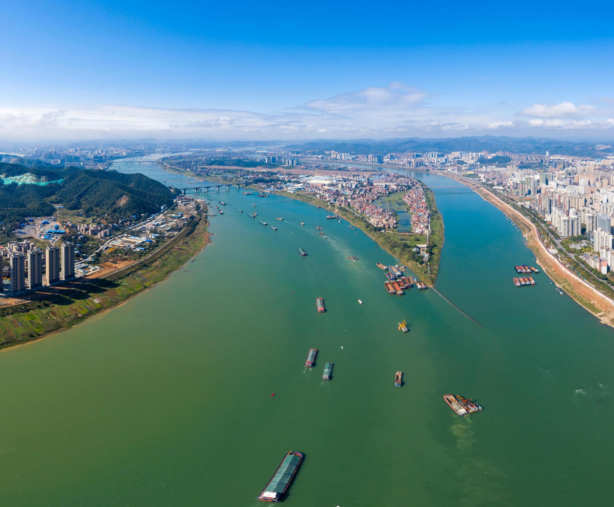 广西梧州开春西江黄金水道运输忙