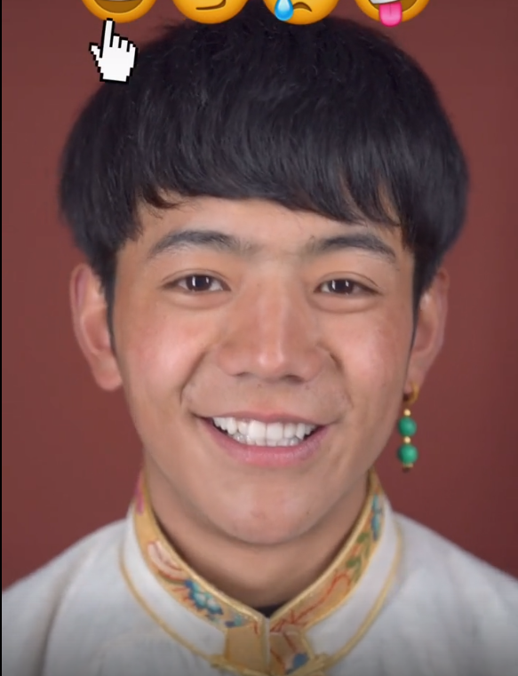 丁真怼脸搞怪心情好,脸部长肉皮肤变白了,眨眼吐舌被嘲很油腻