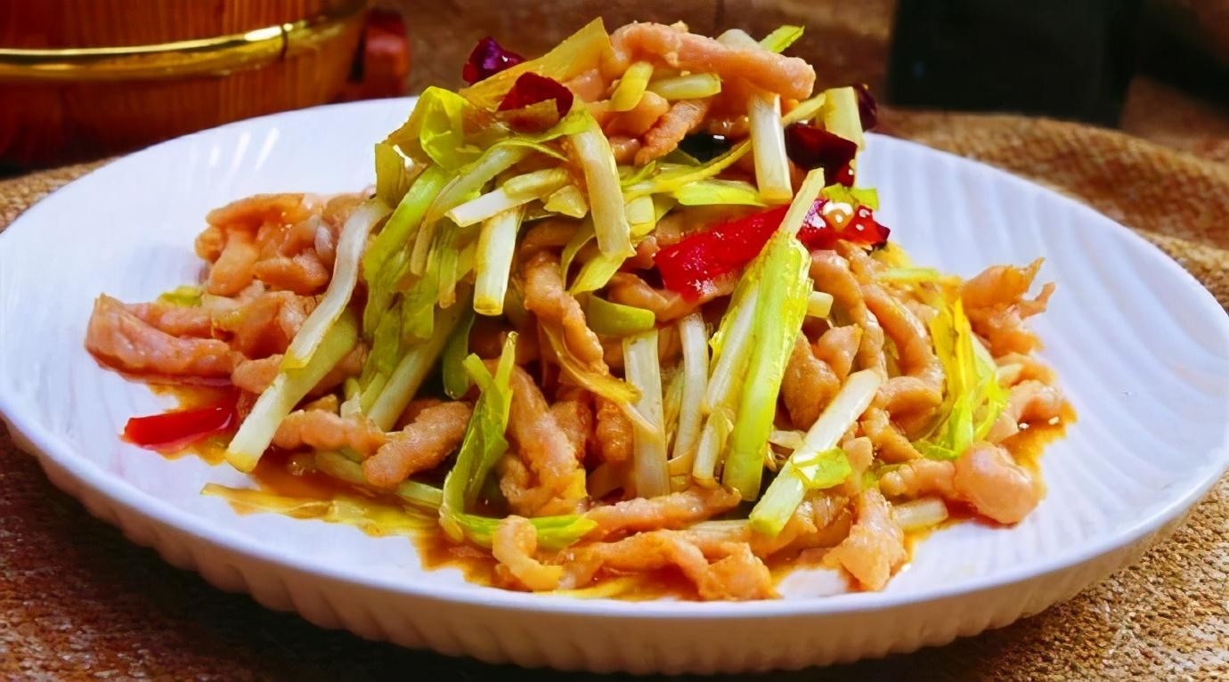 韭黄炒肉那更不用说了,下饭一流,拌面条一流.