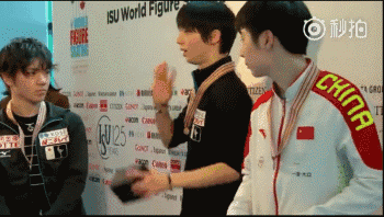 重摔在地！羽生结弦含泪谢幕，深深鞠躬抚摸冰面……赛后采访他恳请：再给我一点时间休闲区蓝鸢梦想 - Www.slyday.coM