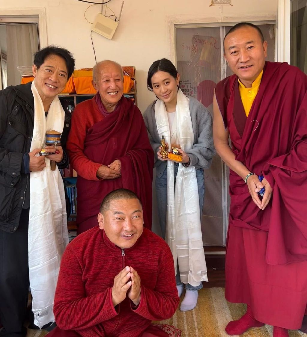 李连杰为妻子利智庆生,全家福罕曝光,61岁利智一脸冻龄身材超好|尼泊尔|李连杰|利智_新浪新闻