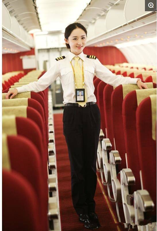 实拍西部航空最美首位女飞行员,不愿当空姐,美貌与才华兼顾