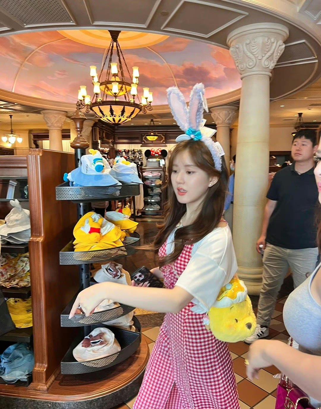 赵露思迪士尼游玩路透,红色格子裙造型也太可爱吧!__财经头条