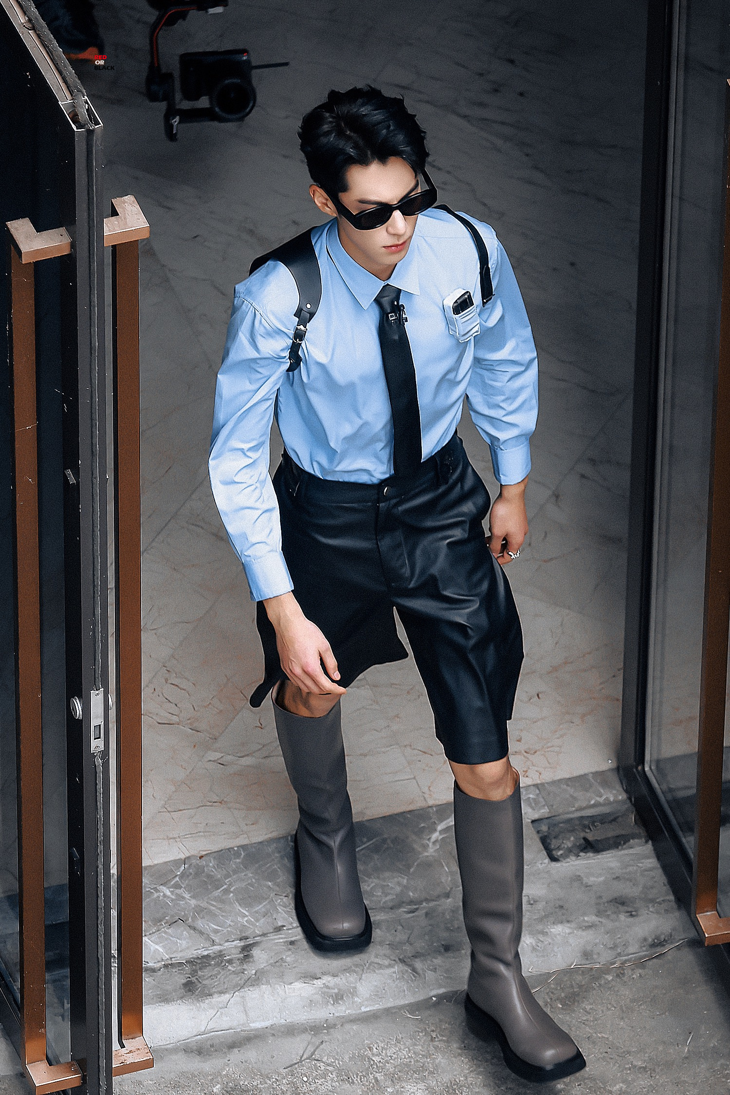 王鹤棣录制密逃饭拍图帅哥把墨镜挂在靴子上真有你的啊哈哈哈