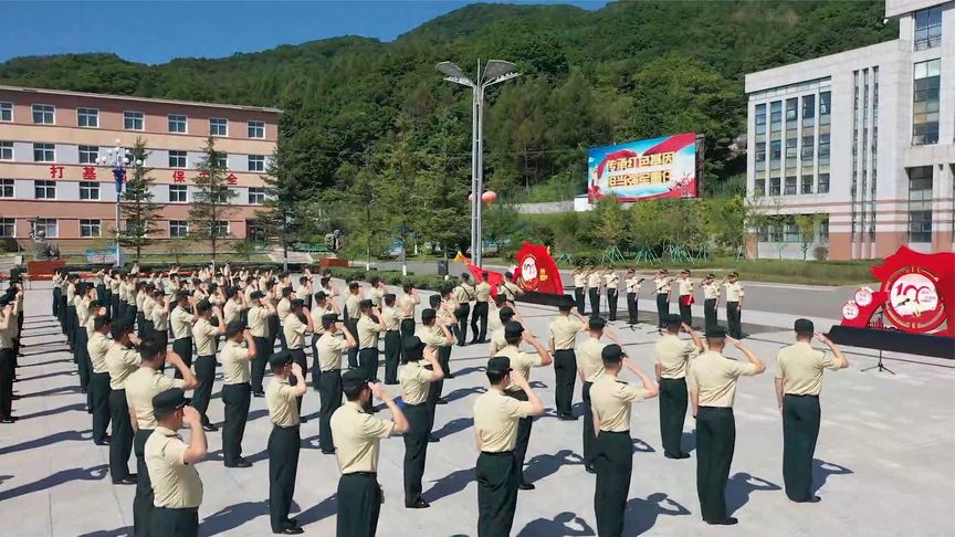 火箭军某部举行秋季退伍仪式 老兵泪别军营