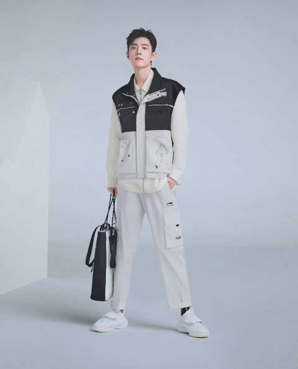 肖战最新品牌大片白色polo搭配黑白撞色马甲运动感十足
