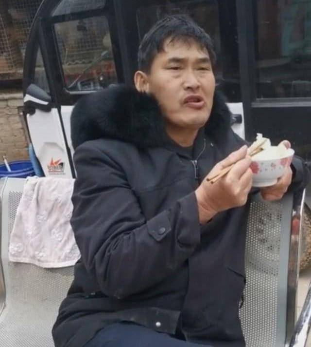 大衣哥出名遭全村人借钱,他为什么不选择脱离原生环境离开农村?