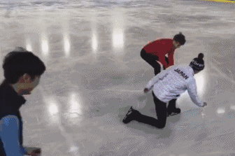 重摔在地！羽生结弦含泪谢幕，深深鞠躬抚摸冰面……赛后采访他恳请：再给我一点时间休闲区蓝鸢梦想 - Www.slyday.coM