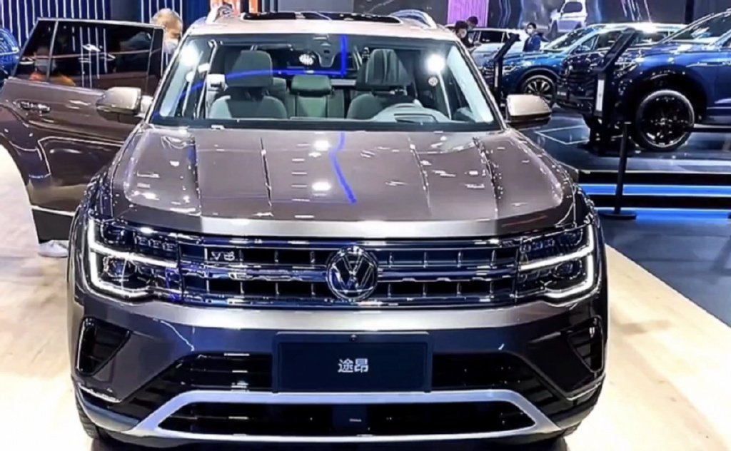 近日,有外媒曝光了一组全新一代大众途昂的假想图,按照计划,其最早会