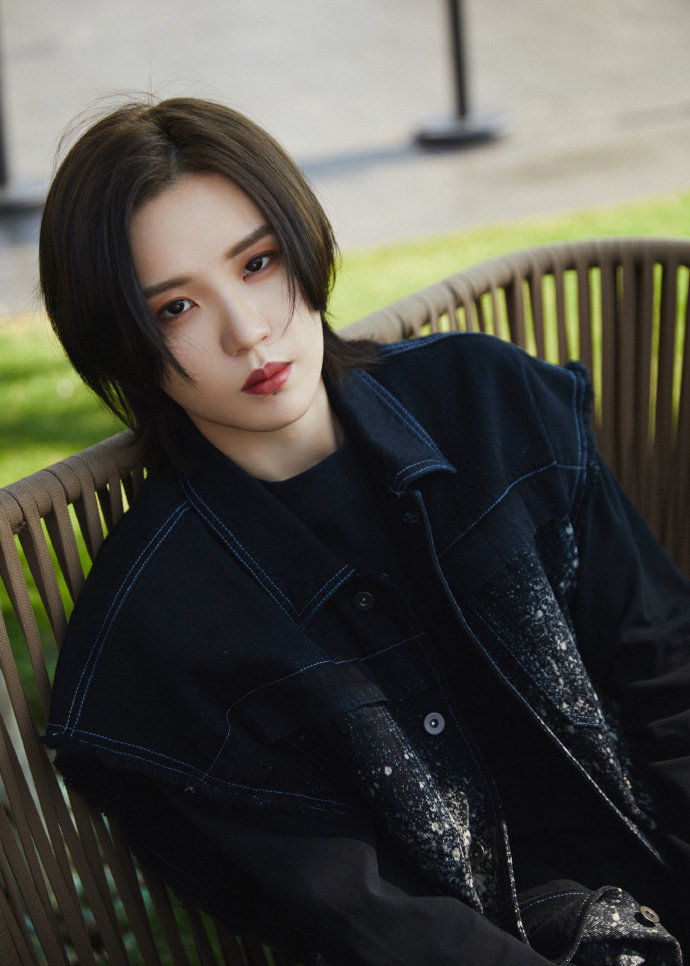 陆柯燃最新写真大片 休闲牛仔搭配运动风,率性乖张 柯柯酷飒十足