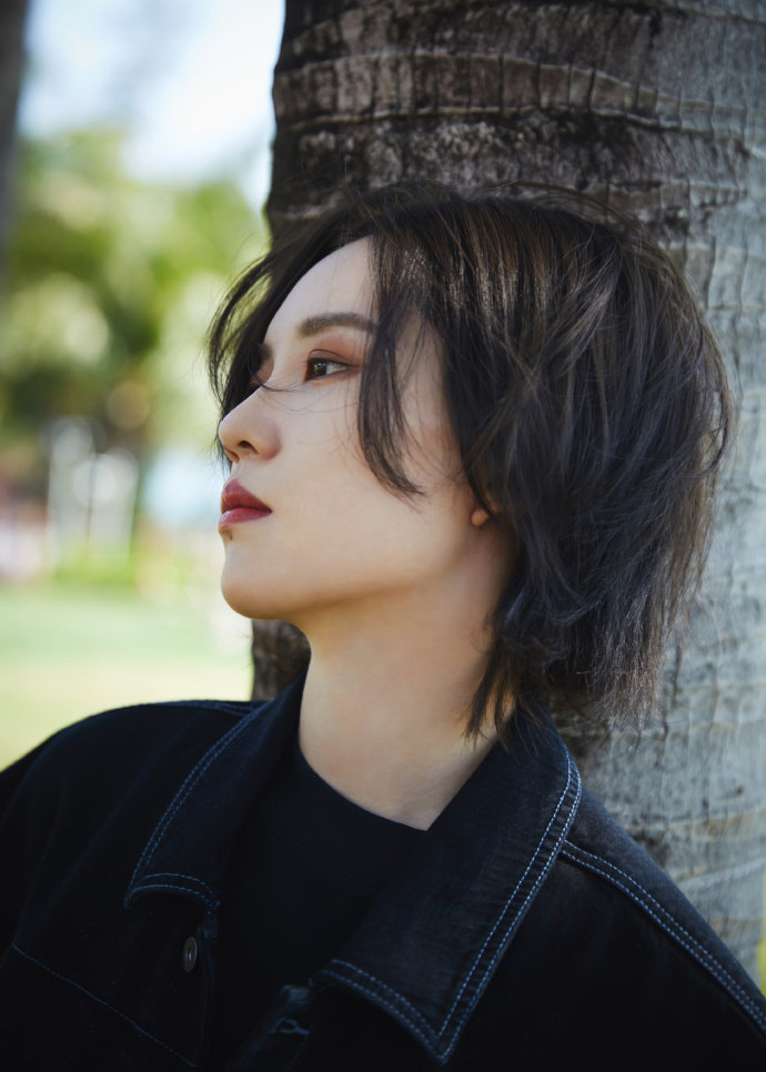 陆柯燃最新写真大片 休闲牛仔搭配运动风,率性乖张 柯柯酷飒十足