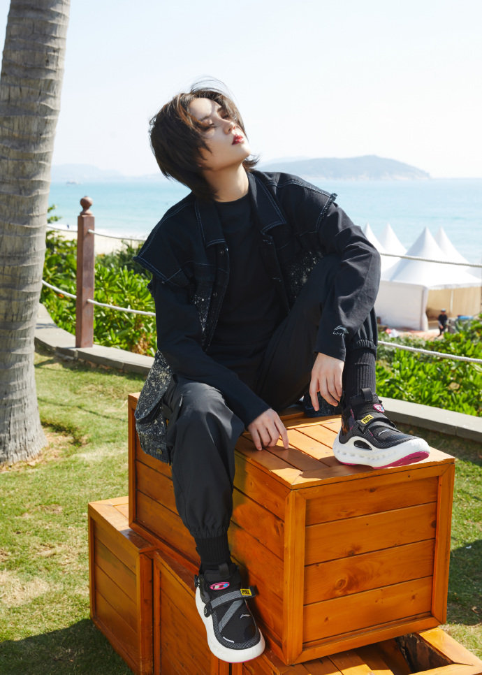 陆柯燃最新写真大片 休闲牛仔搭配运动风,率性乖张 柯柯酷飒十足