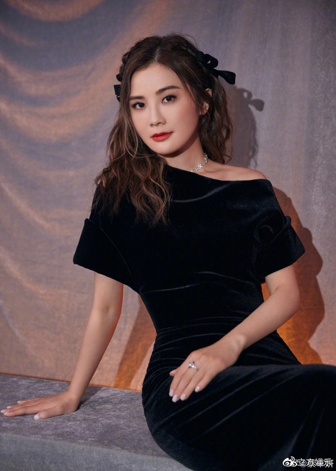 TWINS蔡卓妍钟欣潼发布黑与白长裙写真 并肩搭腰妩媚柔美