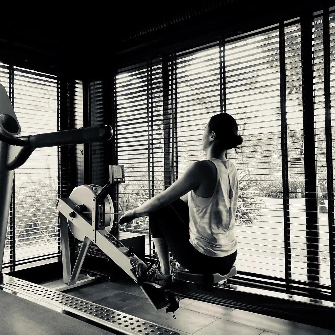 57岁甄子丹身材太赞了腹肌如搓衣板开挂的中年从自律开始