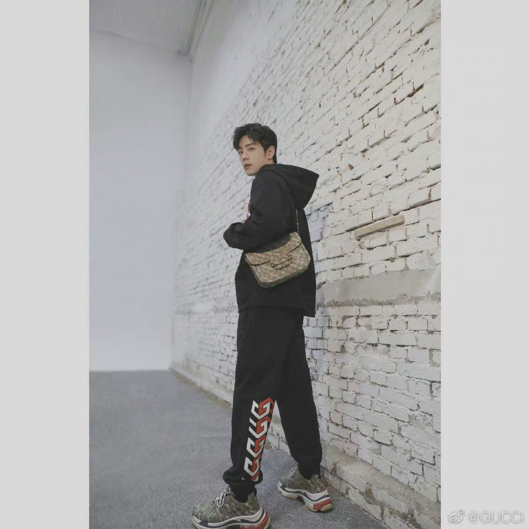 肖战最新品牌大片 黑色运动套装,男友风穿搭爱了爱了!__财经头条