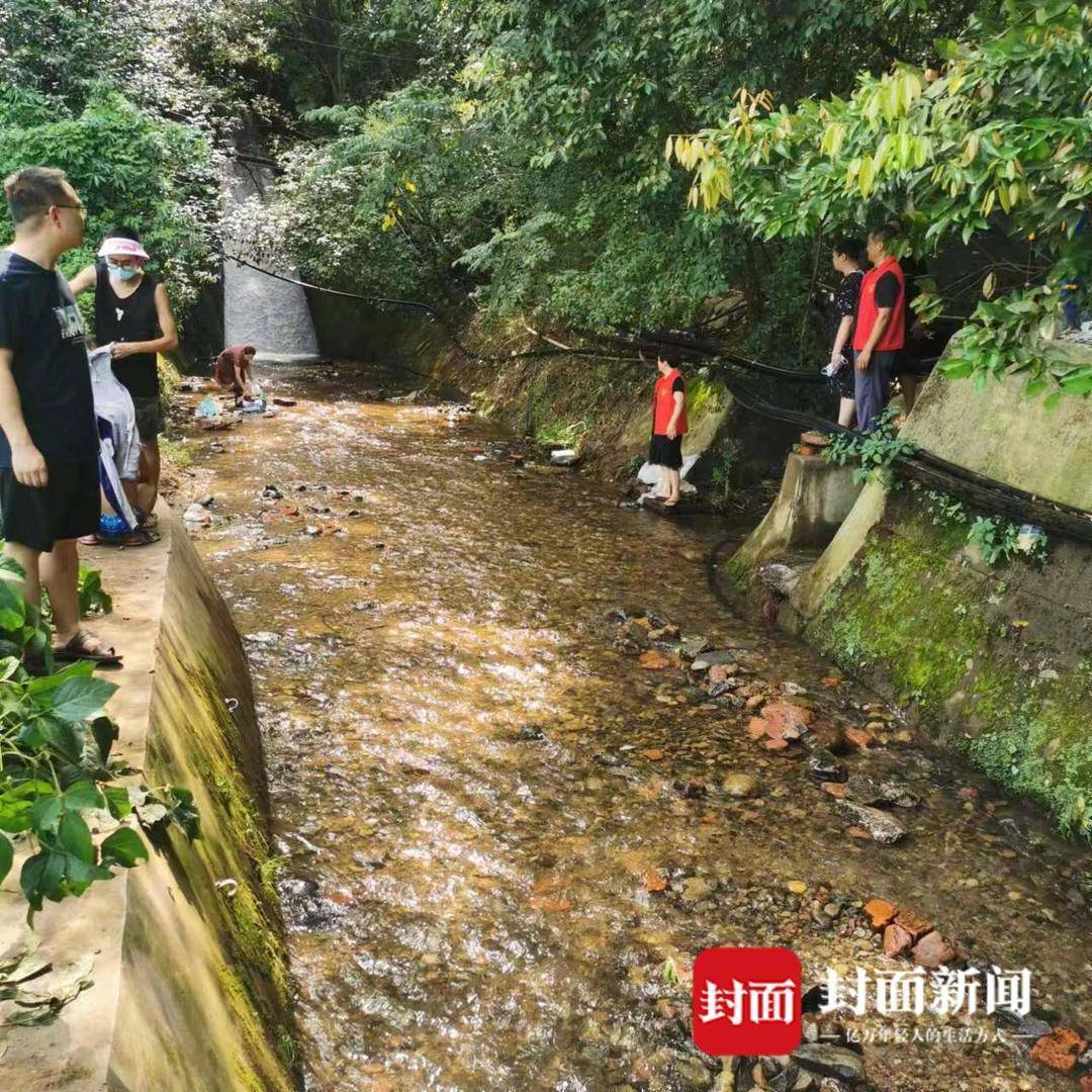 成都河道里游客水中打麻将?政府工作人员:已全劝撤休闲区蓝鸢梦想 - Www.slyday.coM 成都河道里游客水中打麻将?政府工作人员:已全劝撤休闲区蓝鸢梦想 - Www.slyday.coM