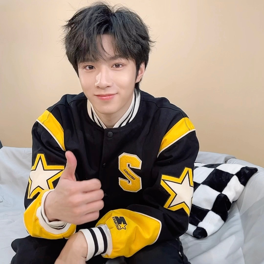 刘耀文大年初二的营业自拍,棒球服造型的活力少年……_高清图集_新浪