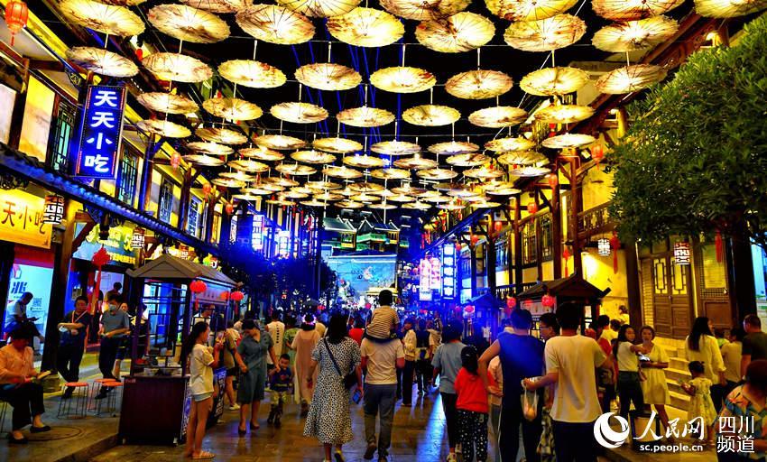 夜游广元朝天汉王老街感受民俗风情