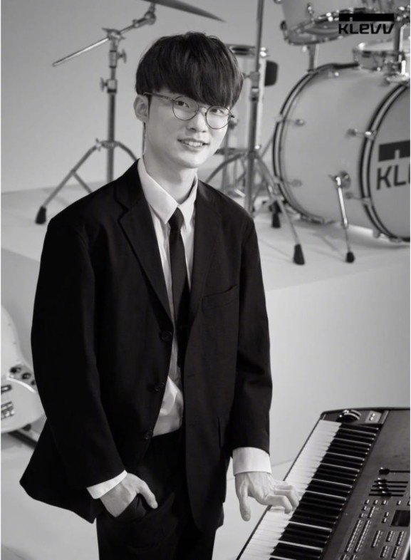 t1分享与klevv的合作照片西装faker上线