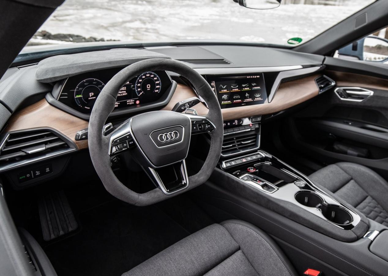 奥迪e-tron gt quattro却在内饰方面采用了无皮革设计
