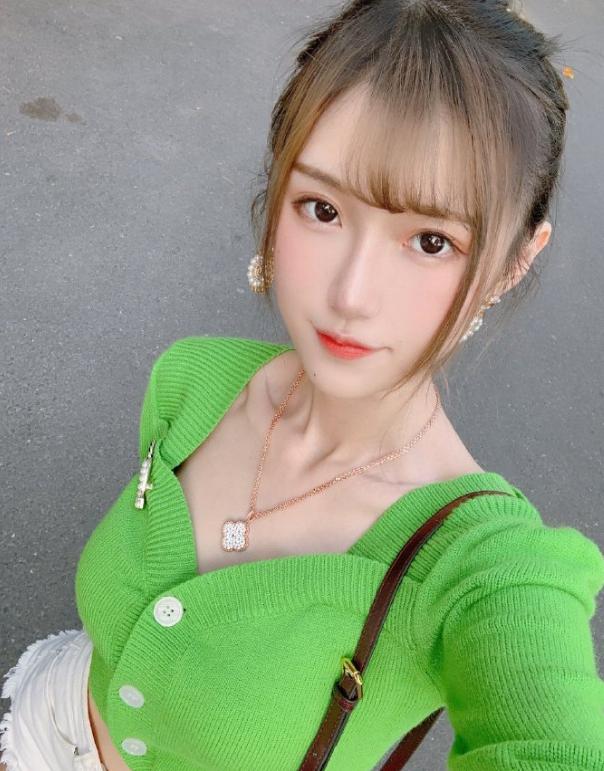 腐团儿再现42码大脚,一身绿色惊艳粉丝,水友却说膝盖