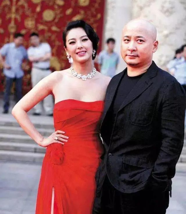 太甜了张雨绮与小8岁男友李柄熹街头牵手搂腰