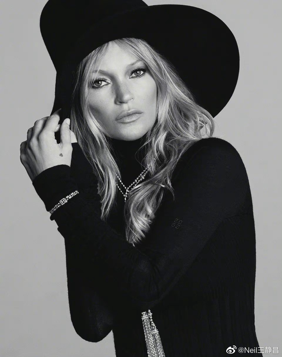 老牌超模kate moss登上俄罗斯版《vogue》12月刊封面……__财经头条