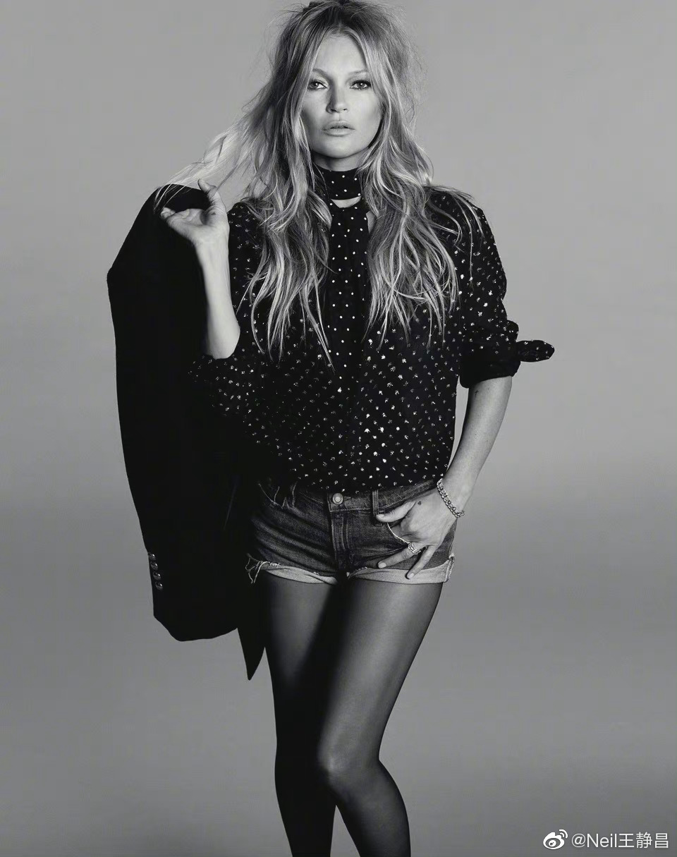 老牌超模kate moss登上俄罗斯版《vogue》12月刊封面……__财经头条