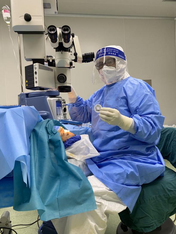 疫情加重用眼负担矫正晶体手术为白内障老花散光眼一次性减负