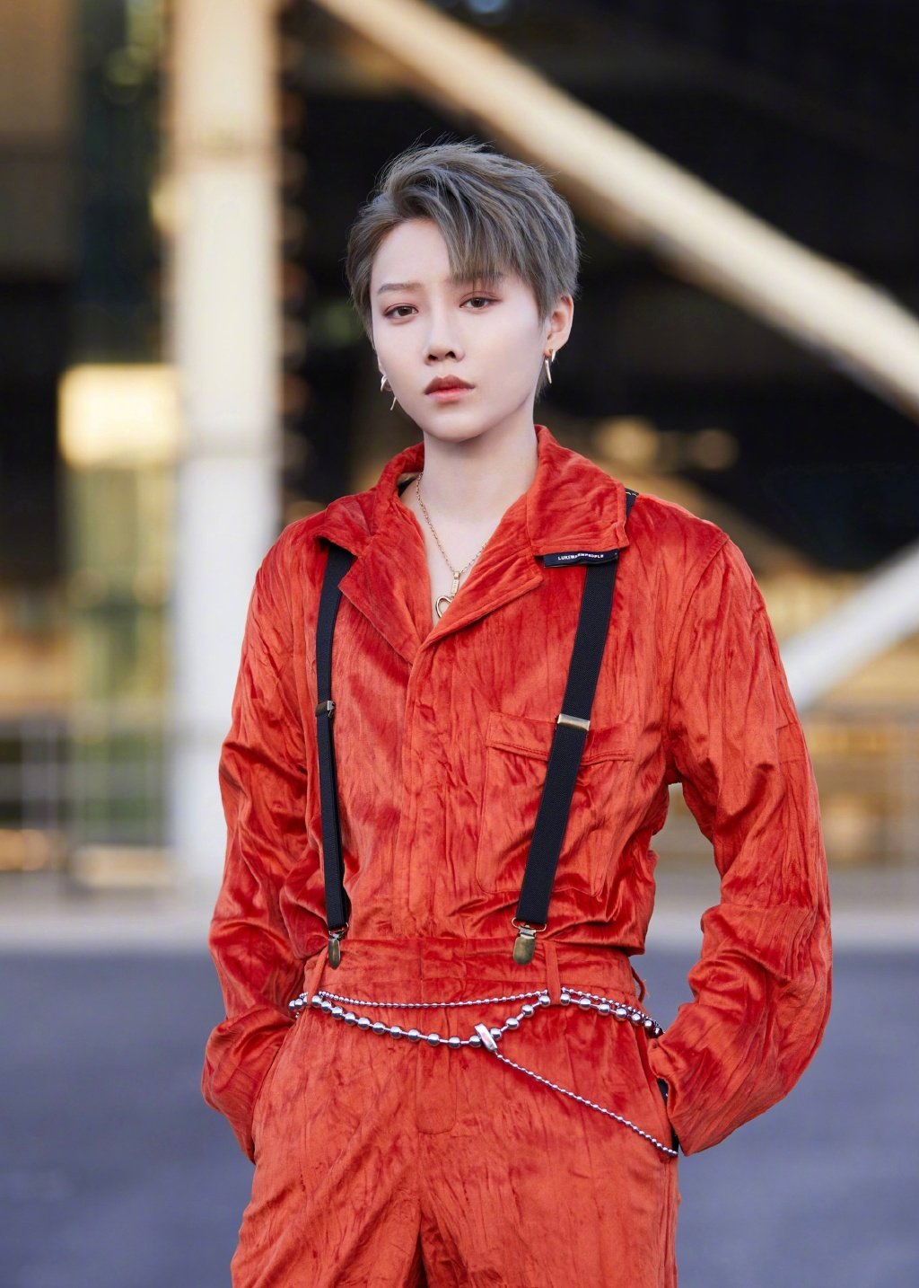 刘雨昕穿着红色丝绒套装,黑色背带和金属珠链细节_高清图集_新浪网