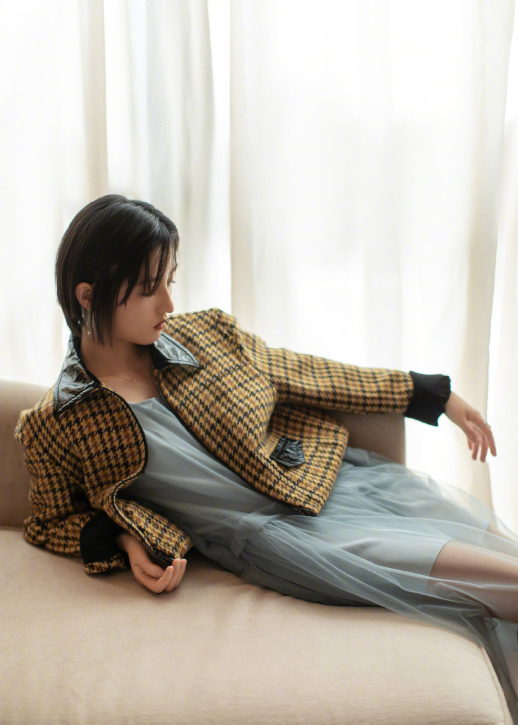 张子枫身着姜黄色呢格外套内搭雾蓝纱裙……_高清图集_新浪网