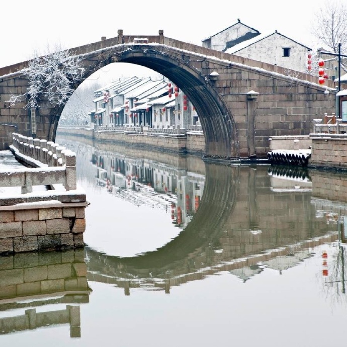 我愿化身一座石桥 经受五百年风吹 五百年日晒 五百年雨打