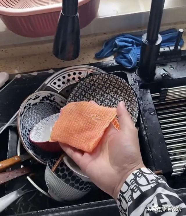 俩女子被隔离在闺蜜家，男主人忙疯了：每天买菜刷碗做4个人的饭休闲区蓝鸢梦想 - Www.slyday.coM