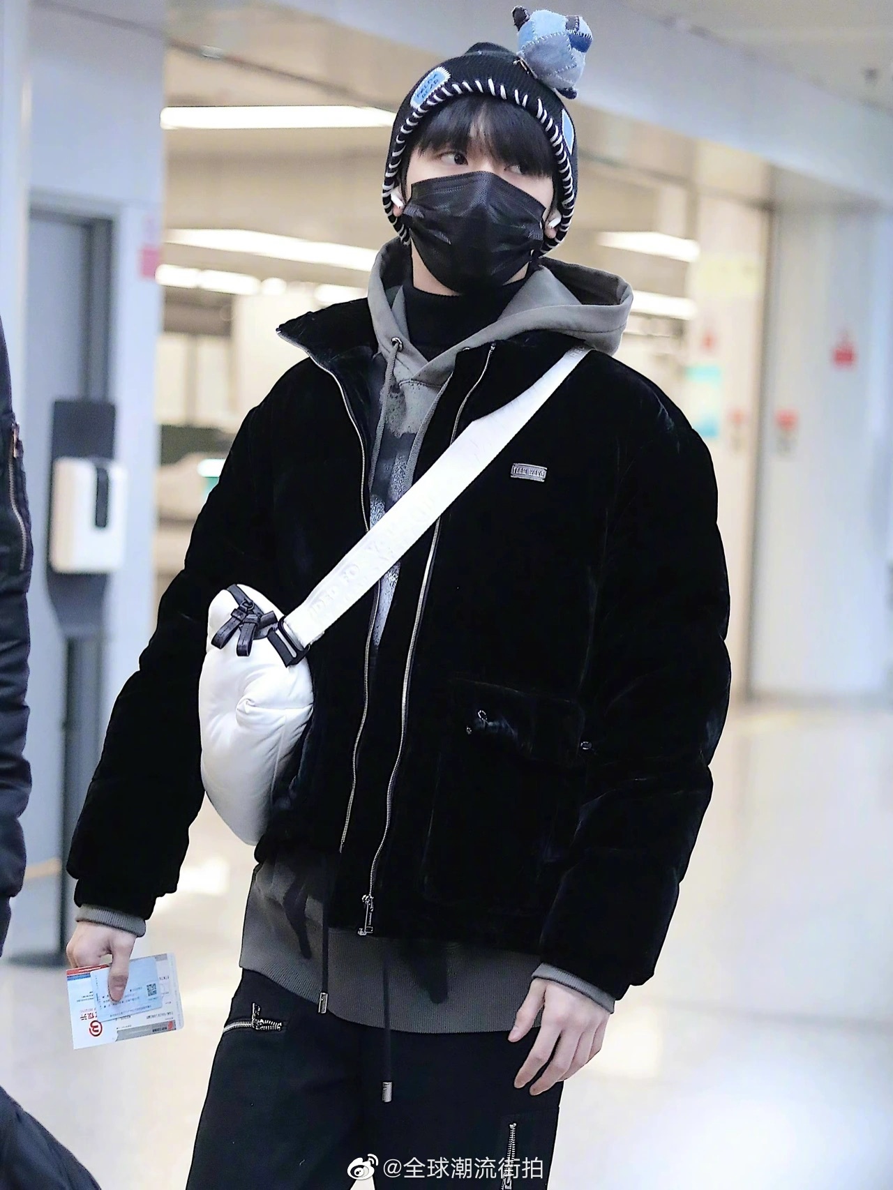 严浩翔最新机场私服更新黑色夹克叠穿灰色连帽卫衣