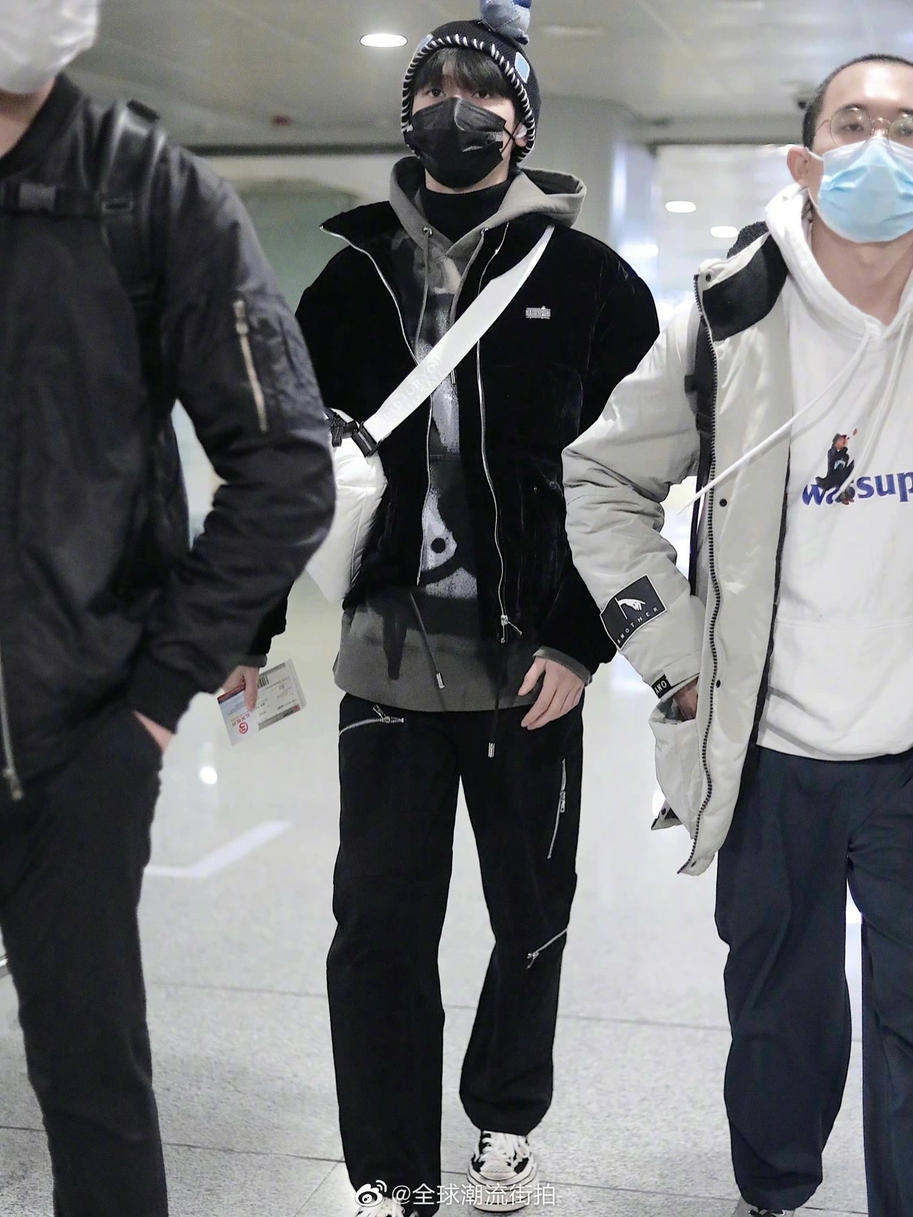 严浩翔最新机场私服更新黑色夹克叠穿灰色连帽卫衣